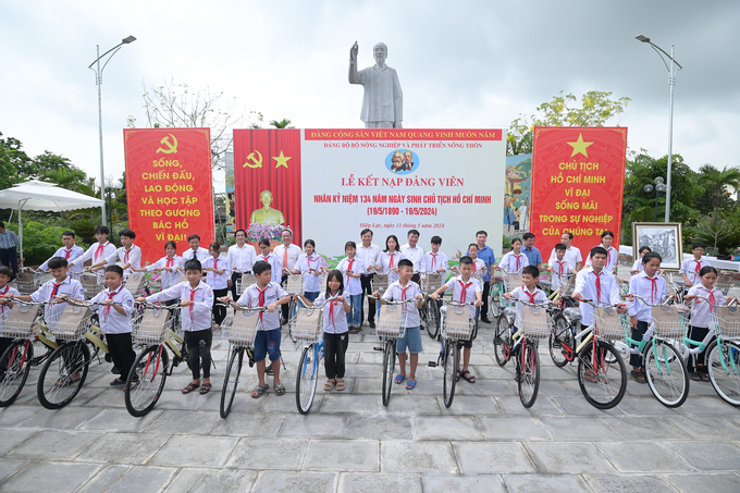 Lãnh đạo Bộ NN-PTNT, tỉnh Hải Dương và đại diện lãnh đạo Báo Nông nghiệp Việt Nam trao xe đạp cho các học sinh nghèo vượt khó của xã Hiệp Lực. Ảnh: Tùng Đinh.