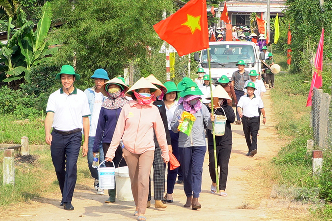 Ngay sau Lễ phát động, hàng trăm nông dân huyện Vĩnh Linh đã tập trung ra đồng diệt chuột, diệt ốc bươu vàng... Ảnh: Võ Dũng.