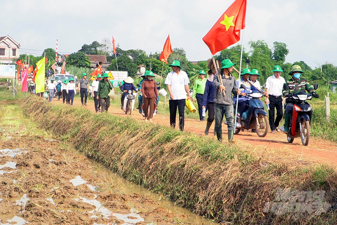 Phong trào diệt chuột, diệt ốc bươu vàng, vệ sinh đồng ruộng được nông dân Quảng Trị hưởng ứng. Ảnh: Võ Dũng.