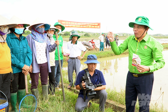 Nghe cán bộ chuyên môn hướng dẫn phương pháp sử dụng bả sinh học để diệt chuột. Ảnh: Võ Dũng.