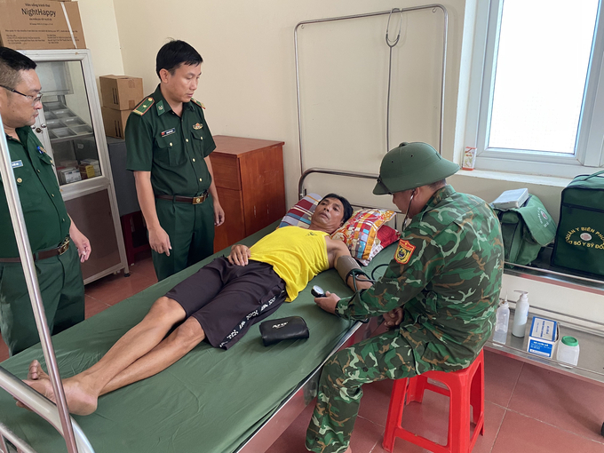 Thuyền viên Trần Văn Dung được lực lượng quân y chăm sóc sức khoẻ. Ảnh: H. Nam.