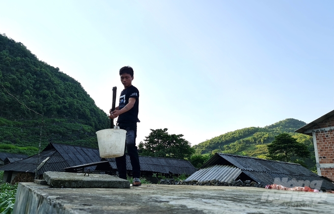 Thiếu nước sinh hoạt, người dân Hà Giang sử dụng nước rất tiết kiệm. Ảnh: Đào Thanh.