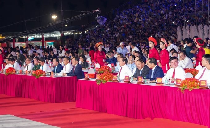 Phó Thủ tướng Trần Lưu Quang và lãnh đạo các bộ, ngành Trung ương, địa phương tham dự chương trình khai mạc lễ hội. Ảnh: Đinh Mười.