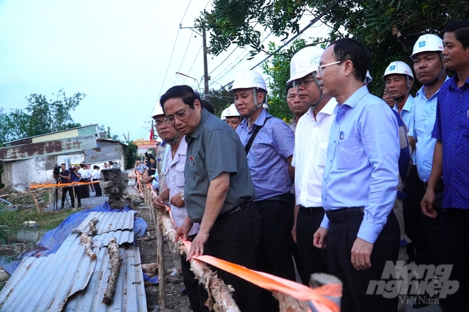 Thủ tướng Phạm Minh Chính kiểm tra thực địa công trường thi công. Ảnh: Kim Anh.