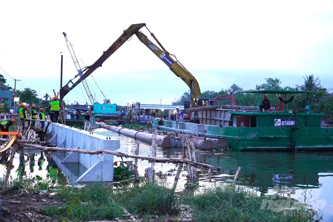 Dự án Kè chống sạt lở khẩn cấp sông Trà Nóc, quận Bình Thủy, TP Cần Thơ đang gấp rút thi công đảm bảo hoàn thành trong năm 2024. Ảnh: Kim Anh.