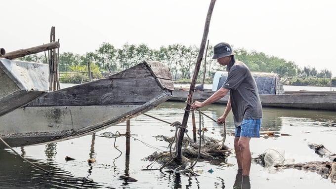 Theo người dân vùng đầm phá Tam Giang, do nguồn nước bị ô nhiễm nên nguồn lợi thủy sản vài năm trở lại đây có dấu hiệu suy giảm mạnh. Ảnh: Công Điền.