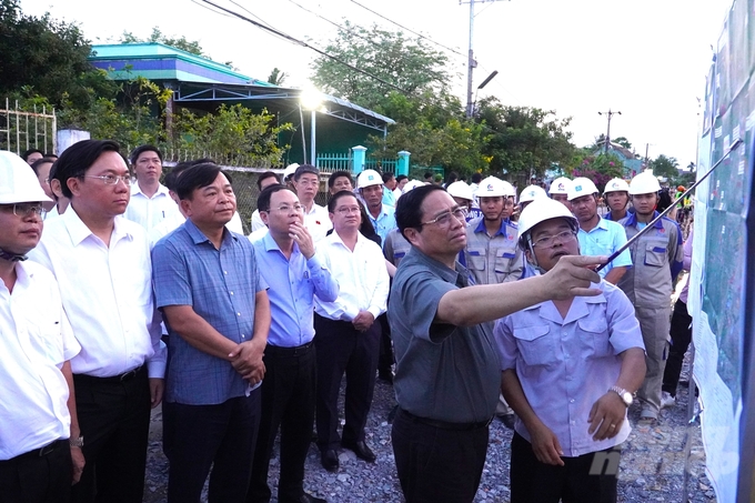 Thủ tướng Chính phủ Phạm Minh Chính cùng lãnh đạo Bộ NN-PTNT, UBND TP Cần Thơ kiểm tra tiến độ thi công dự án kè chống sạt lở trên địa bàn thành phố. Ảnh: Kim Anh.