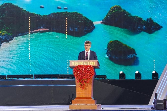 Ông Jonathan Baker - Trưởng Đại diện UNESCO tại Việt Nam chúc mừng thành phố Hải Phòng và tỉnh Quảng Ninh. Ảnh: Đinh Mười.