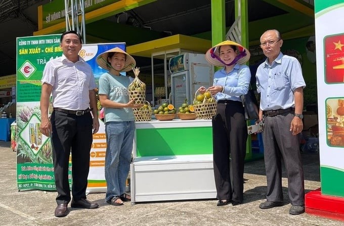 Leaders of the Binh Duong Department of Industry and Trade visited C-Farm's booth at the investment promotion fair. Photo: NVCC.