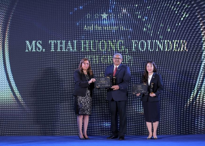 Các đại diện của Tập đoàn TH nhận các giải thưởng tại Global Brand Awards.