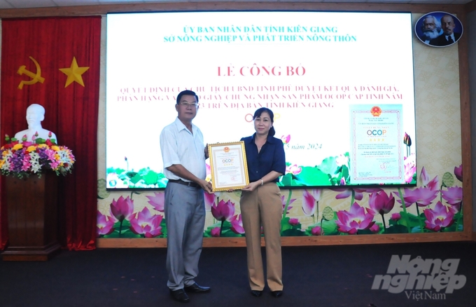Ông Quảng Trọng Thao, Phó Giám đốc Sở NN-PTNT trao quyết định của UBND tỉnh Kiên Giang công nhận sản phẩm OCOP hạng 4 sao cho đại diện chủ thể là Công ty TNHH sản xuất và kinh doanh nước mắm Thanh Quốc. Ảnh: Trung Chánh.