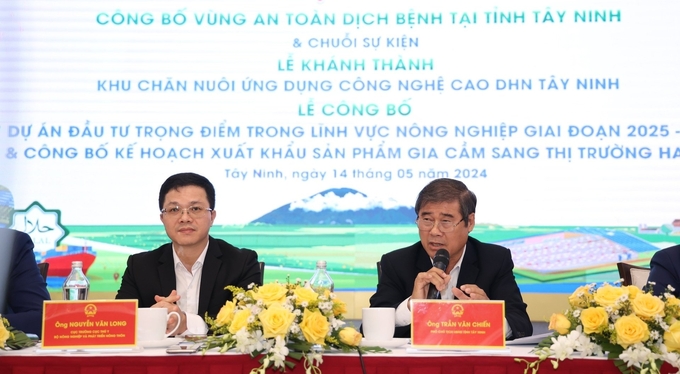 Ông Trần Văn Chiến (bên phải), Phó Chủ tịch UBND tỉnh Tây Ninh thông tin tại họp báo. Ảnh: Trần Trung.