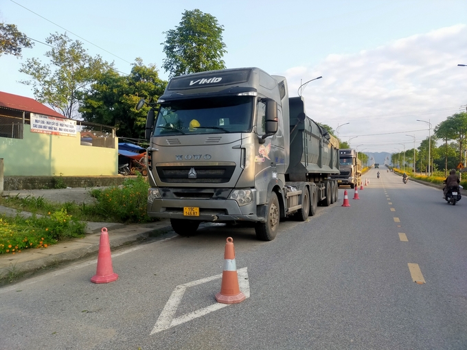 Trường hợp lái xe không hợp tác, tổ tuần tra buộc phải lập biên bản, niêm phong phương tiện. Ảnh: Thanh Tiến.