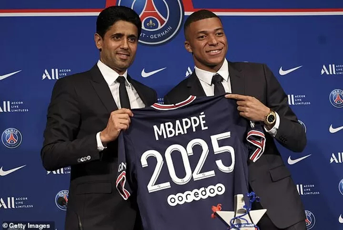 Chủ tịch Nasser Al-Khelaifi coi Mbappe như là báu vật của PSG. Ảnh: Getty