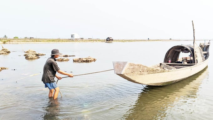 Sau gần 40 năm lên bờ, cuộc sống của phần lớn người dân tái định cư vẫn gắn bó với nghề sông nước. Ảnh: Công Điền.