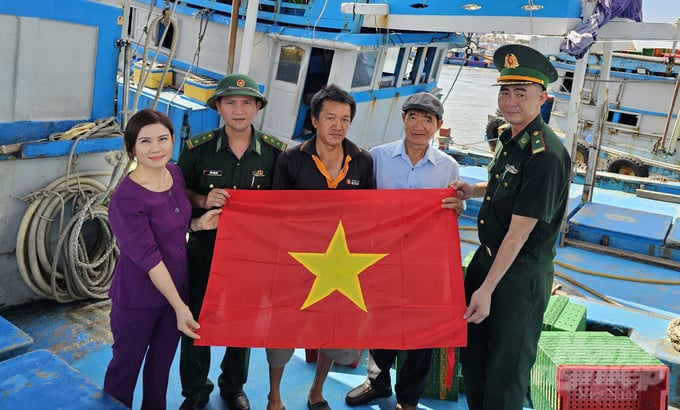 The border guard force regularly inspects the entry and exit of fishing boats and educates boat owners about IUU regulations. Photo: Le Binh.