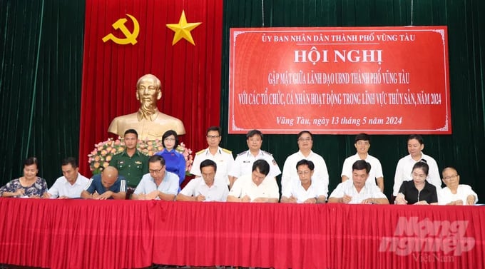 The city of Vung Tau has organized a commitment signing event to strictly enforce IUU fishing regulations in 2024 among various units and fishermen. Photo: TH.