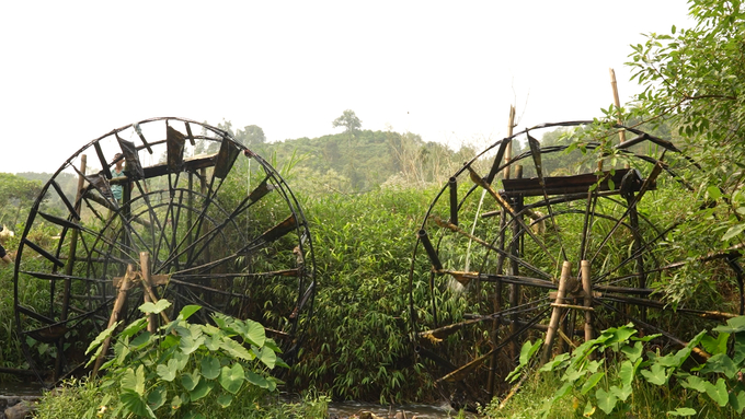 Cách chống hạn bằng cọn nước đã giúp nông dân giảm chi phí thủy lợi và công lao động. Ảnh: Hùng Khang.