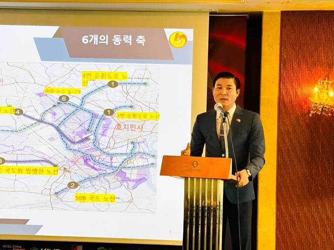 Mr. Truong Van Liep, Director of the Long An province's Department of Planning and Investment, giving a presentation on the local investment environment. Photo: Le Hoang Vu.