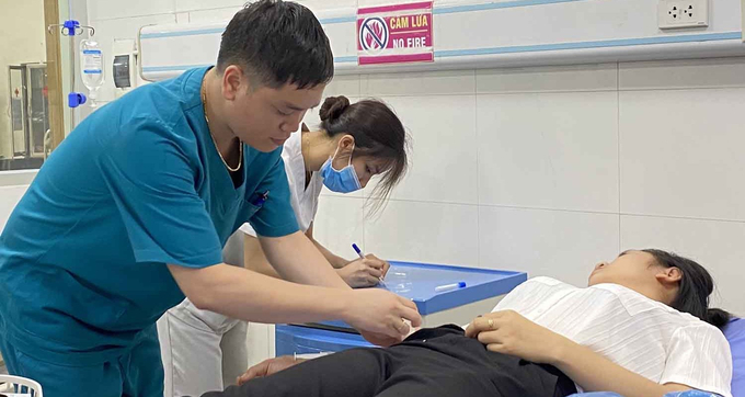 Công nhân Công ty TNHH Shinwon được chăm sóc tại Bệnh viện Hữu Nghị Lạc Việt.