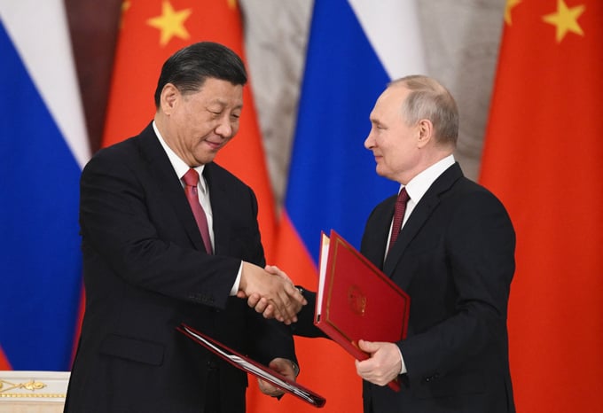 Tổng thống Nga Vladimir Putin (bên phải) và người đồng cấp Trung Quốc Tập Cận Bình bắt tay trong lễ ký kết sau cuộc hội đàm tại Điện Kremlin ở Moscow hồi tháng 3/2023. Ảnh: AFP.