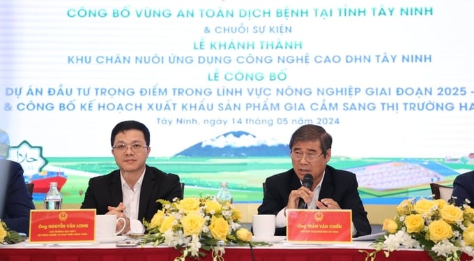 Tran Van Chien (right), Vice Chairman of the Tay Ninh Provincial People's Committee, provides information at the press conference. Photo: Tran Trung.