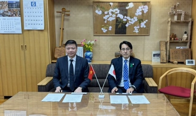 Mr. Tran Quang Bao, Director of the Department of Forestry, led the delegation, along with Mr. AOYAMA Toyohisa, Director of the Department of Forestry, chaired the signing ceremony. Photo: Department of Forestry.