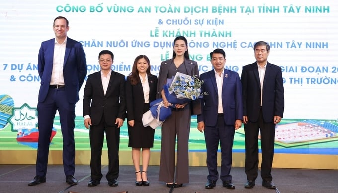 Representatives from De Heus and Hung Nhon Group making announcements regarding the DHN Charity Fund, featuring a budget of 30 billion Vietnamese dong. Photo: Le Binh.