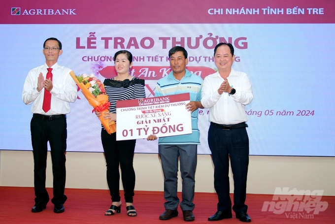 Agribank Bến Tre trao thưởng cho khách hàng may mắn nhận được giải Nhất trị giá 1 tỷ đồng từ chương trình 'Tết an khang - Rước xế sang'. Ảnh: Minh Khương.