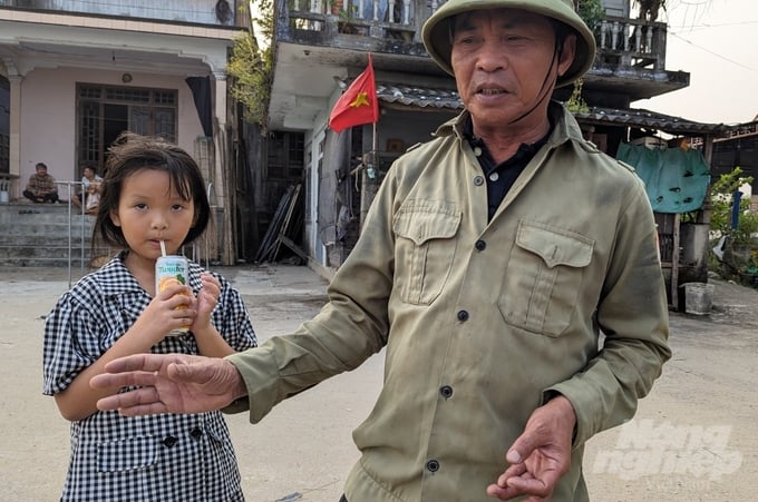 Lão ngư Phan Minh lo lắng khi thế hệ trẻ lần lượt rời làng mưu sinh nơi quê người. Ảnh: Công Điền.