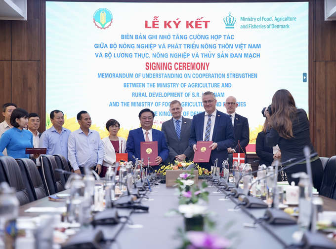 Minister Le Minh Hoan and Minister Jacob Jensen signed a Memorandum of Understanding on Enhanced Cooperation between the Ministry of Agriculture and Rural Development and the Ministry of Food, Agriculture, and Fisheries of Denmark.