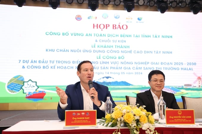 Mr. Gabor Fluit, CEO Asia at Royal De Heus, remarked, 'The successful establishment of disease-free zones will enable Vietnam to export pork products to Japan, South Korea, and even chicken breast to Europe.'