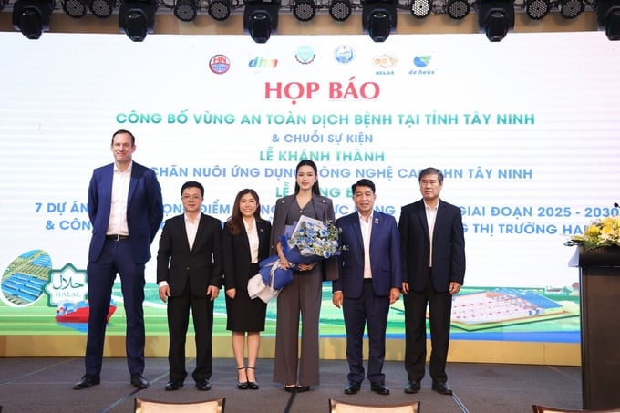 Members of the organizing committee for the May 19 series of events posing for a commemorative photo with Miss Vietnam 2020, Do Thi Ha (left), and Ms. Vu Le Dan Thuy, Director of the DHN Charity Fund.