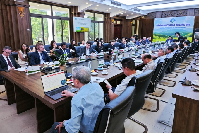 The Ministry of Agriculture and Rural Development worked with agricultural counselors from various countries on the afternoon of May 13. Photo: Tung Dinh.