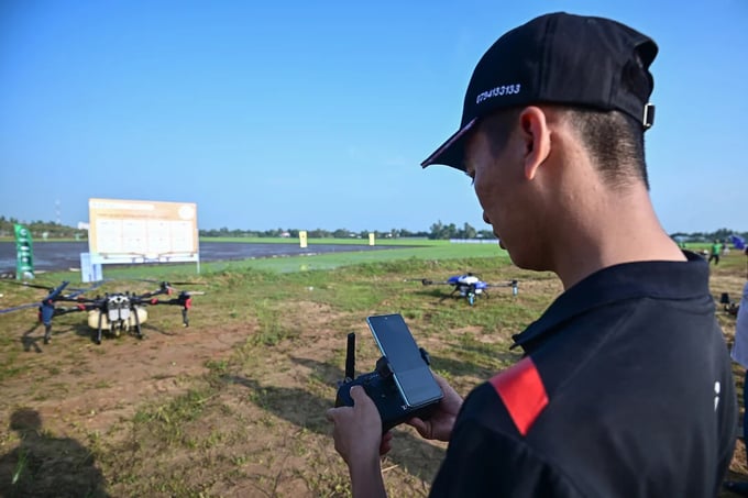 Vietnamese farmers are gradually shifting their focus towards applying scientific and technological advancements in agricultural production. Photo: Tung Dinh.