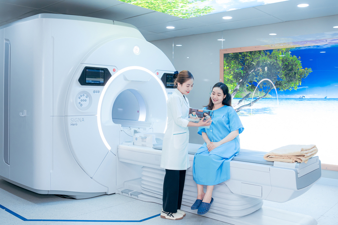 Máy MRI 3.0 Tesla SIGNA™ Hero giúp các bác sĩ phát hiện sớm các bất thường mạch máu não trong chẩn đoán đột quỵ cấp, tầm soát, ung thư tuyến tiền liệt. Ảnh: BVCC.