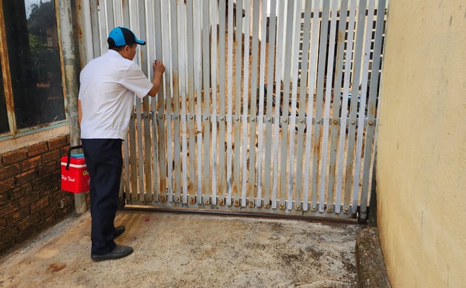 Veterinary forces visit households to encourage residents to vaccinate their pets against rabies. Photo: Quang Yen.