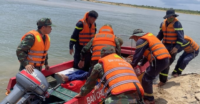 Lực lượng chức năng đã tìm thấy thi thể một nạn nhân trong vụ lật ghe trên sông Ba. Ảnh: ĐD.