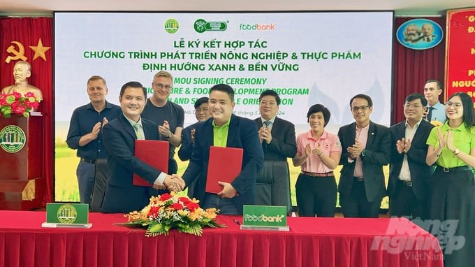 Assoc. Prof. Dr. Nguyen Tat Toan, Principal of Ho Chi Minh City University of Agriculture and Forestry (left), and Mr. Nguyen Tuan Khoi, Chairman of Food Bank Vietnam (right), shake hands at the signing ceremony. Photo: Tran Phi.