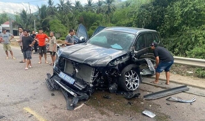 Xe của Sở Tư pháp Khánh Hòa bị hư hỏng nặng sau cú va chạm với xe bồn chở dầu.