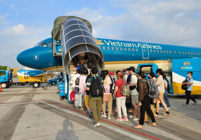 Báo cáo tài chính quý I/2024 của Vietnam Airlines ghi nhận, tổng doanh thu hợp nhất đạt hơn 31.700 tỷ đồng, tăng 32,8% so với cùng kỳ năm trước.