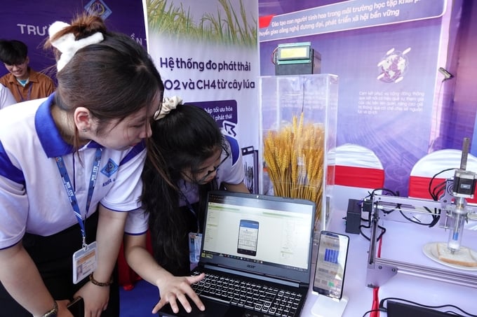 Dự án EcoTraceTech - Hệ thống đo phát thải CO2 và CH4 từ cây lúa của nhóm sinh viên Trường Đại học Cần Thơ. Ảnh: Kim Anh.