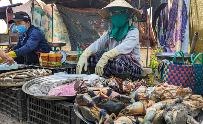 Các loại thủy sản từ phá Tam Giang được người dân bày bán ở chợ xã Điền Hải. Ảnh: Công Điền.