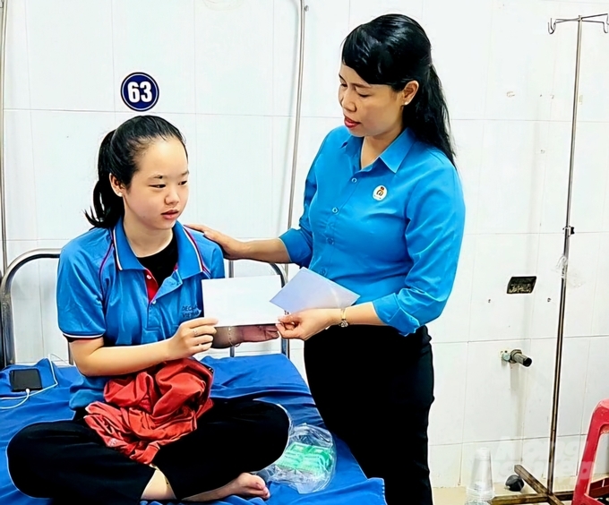 Lãnh đạo Liên đoàn Lao động huyện Trảng Bom đã phối hợp với Công đoàn cơ sở Công ty TNHH De Chang Việt Nam (KCN Giang Điền, huyện Trảng Bom) đến thăm hỏi, động viên, tặng quà cho công nhân nhập viện cấp cứu vào tối 15/5, nghi ngộ độc thực phẩm. Ảnh: H.Phúc.