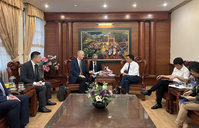 Deputy Minister of Agriculture and Rural Development Nguyen Quoc Tri received and talked to the Director-General of the Global Green Growth Institute (GGGI) Frank Rijsberman. Photo: Linh Linh.