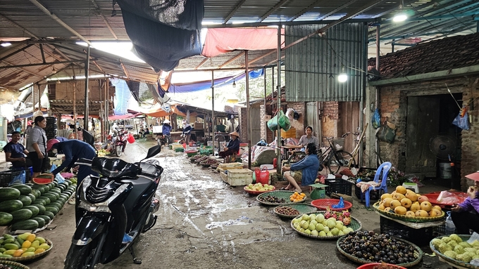 Không chỉ Công ty TNHH Shinwon Ebenezer Việt Nam, nhiều công ty khác ở khu công nghiệp Khai Quang, Vĩnh Phúc, cũng lấy thực phẩm từ chợ tạm này. Ảnh: Văn Việt.