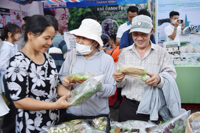 Đông đảo người dân thành phố Thủ Đức tham quan, mua sắm tại Hội chợ, triển lãm sản phẩm nông nghiệp tiêu biểu, sản phẩm OCOP TP.HCM.