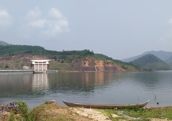 Hiện nay, lượng nước trong các hồ chứa trên địa bàn tỉnh Quảng Ngãi thấp hơn so với cùng thời điểm các năm trước. Ảnh: L.K.