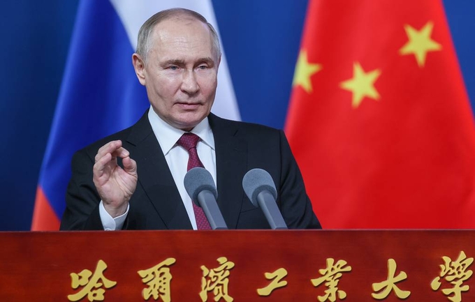 Tổng thống Nga Vladimir Putin trả lời báo giới tại Viện Công nghệ Cáp Nhĩ Tân trong chuyến công du Trung Quốc ngày 17/5. Ảnh: TASS.