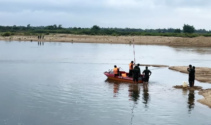 Cơ quan chức năng nỗ lực tìm các công nhân trong vụ lật ghe trên sông Ba, tỉnh Phú Yên. Ảnh: HT.